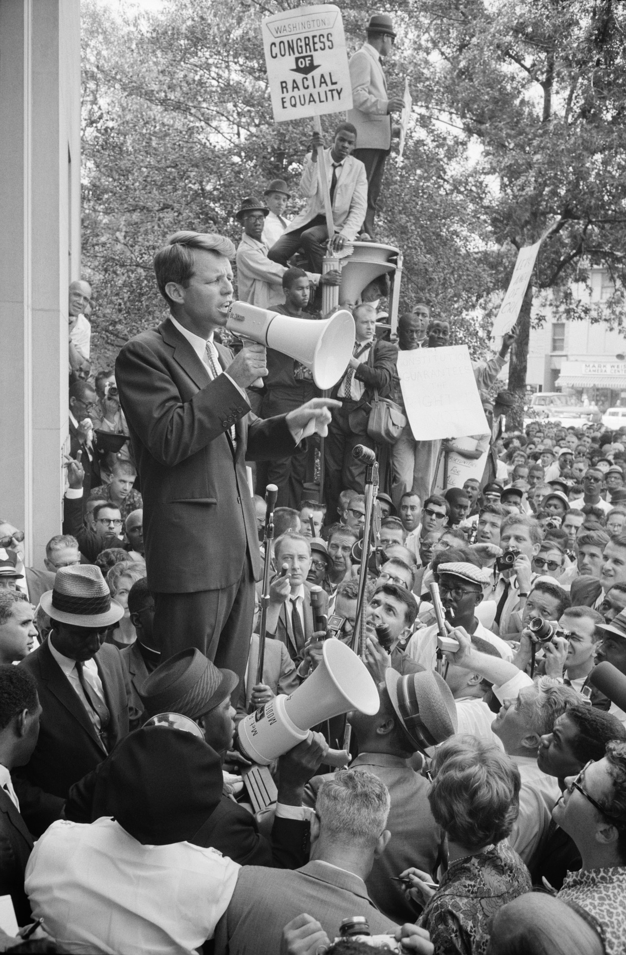 Robert Kennedy hlt eine Rede.